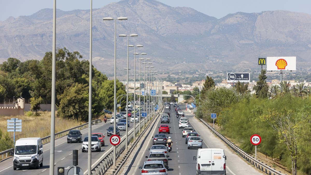 Vehículos accediendo y saliendo de la autovía  de la Universidad de Alicante este martes