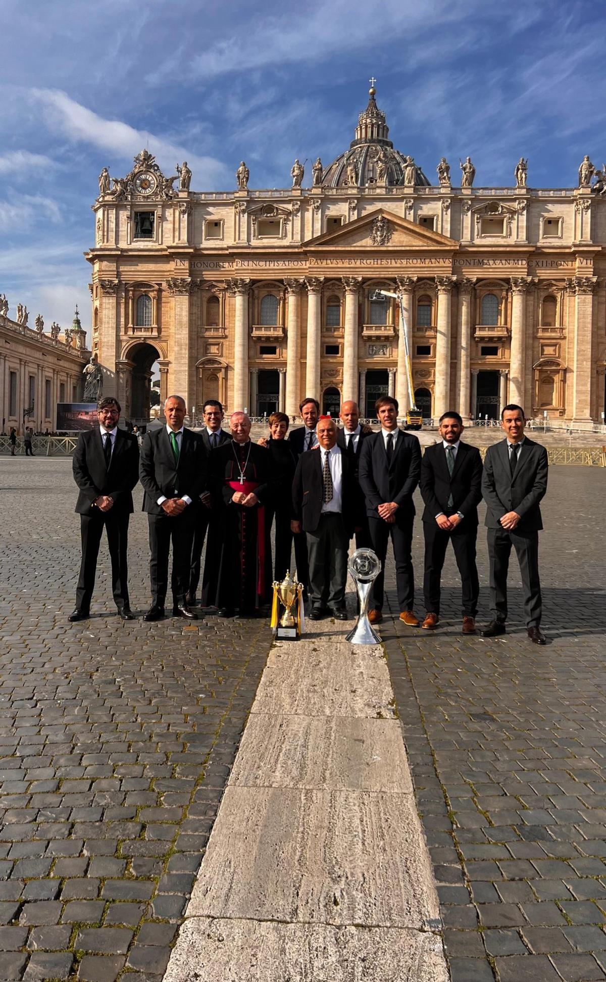 Foto de la delegación del Palma Futsal, junto al obispo Sebastià Taltavull, antes de la audiencia con el Papa Francisco.