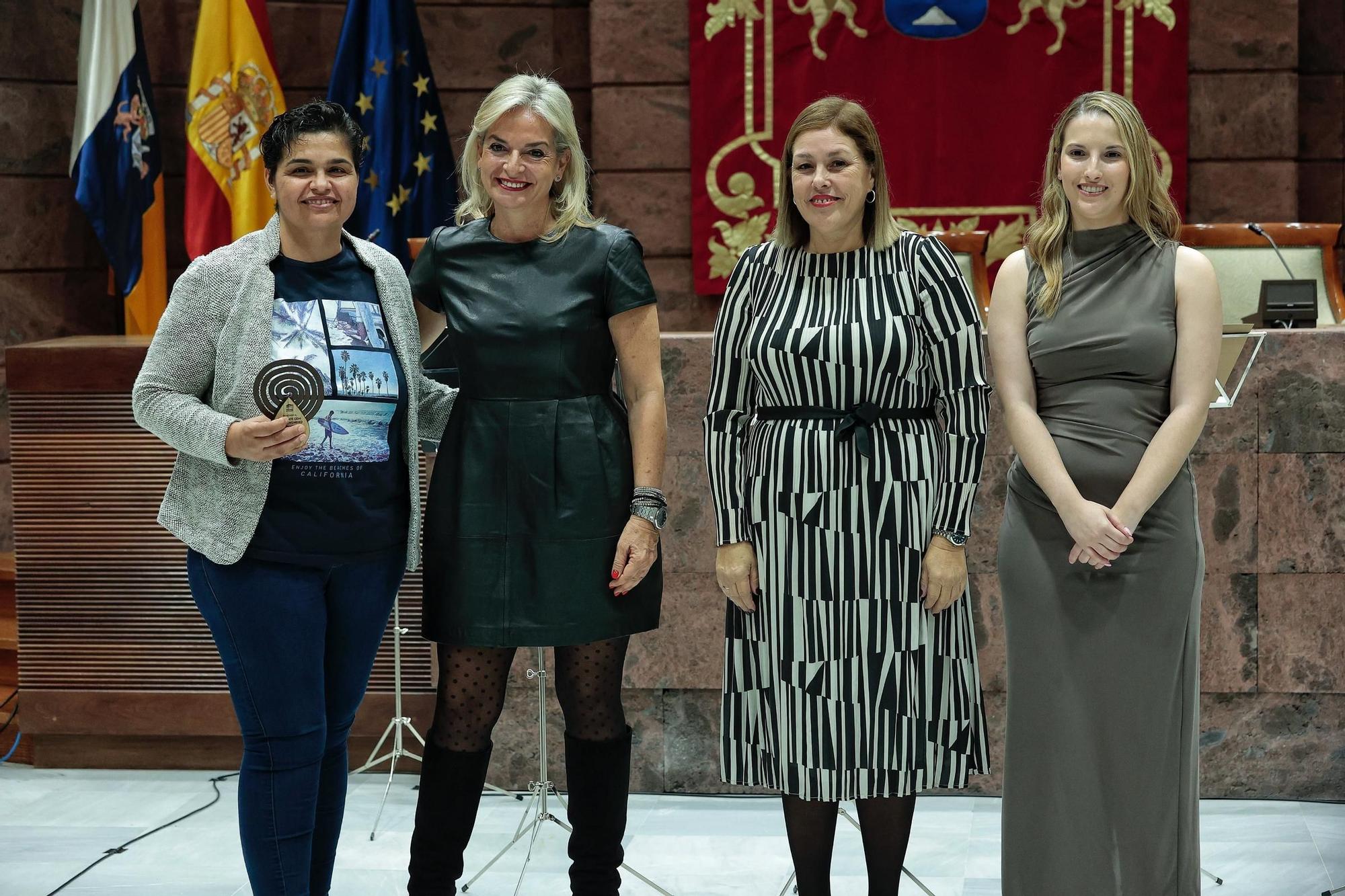 El Parlamento de Canarias rinde homenaje a los "grandes donantes" de sangre en el Archipiélago.