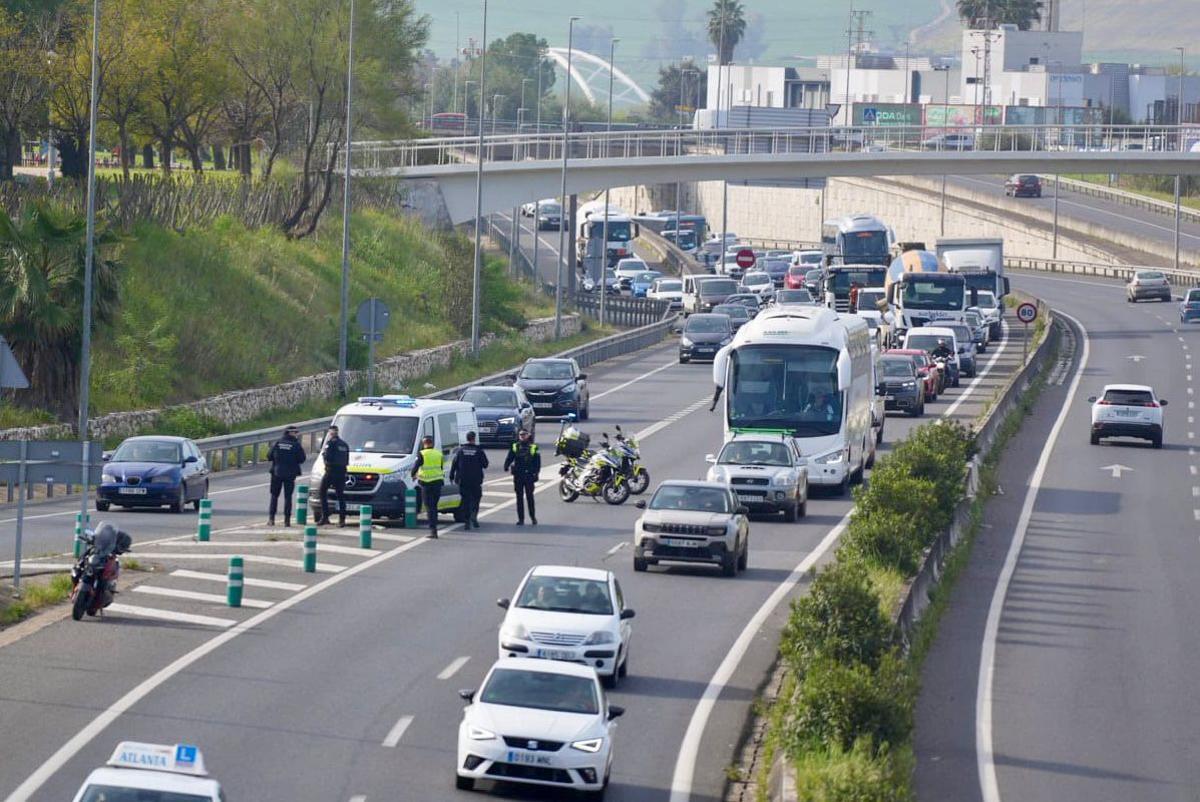 Agentes de la Policía Local en la zona del accidente en el que un motorista ha resultado herido grave, en la A-3050, este lunes por la mañana.