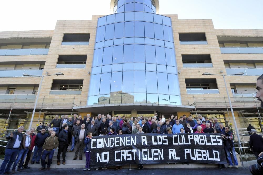 Protesta contra el cierre del geriátrico de Felechosa