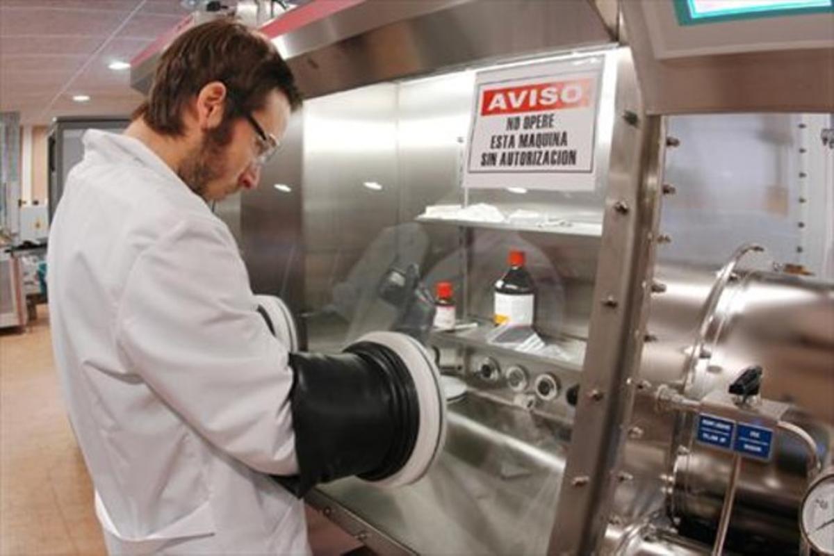 Un técnico en un centro de I+D de Eurecat.