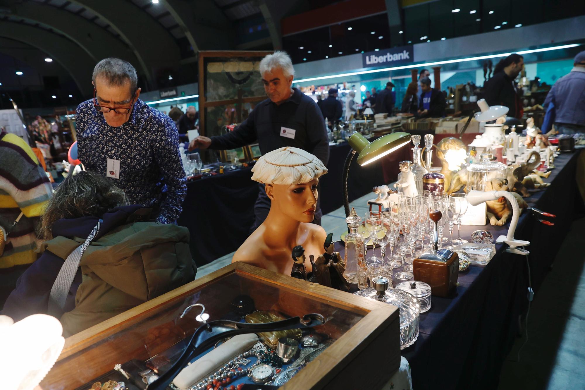 EN IMÁGENES: la feria de antigüedades y artículos vintage de Avilés