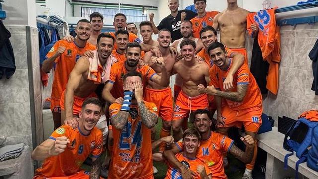 Los jugadores del Panadería Pulido San Mateo celebran su victoria en el vestuario, ayer en Tenerife. | PANADERÍA PULIDO SAN MATEO