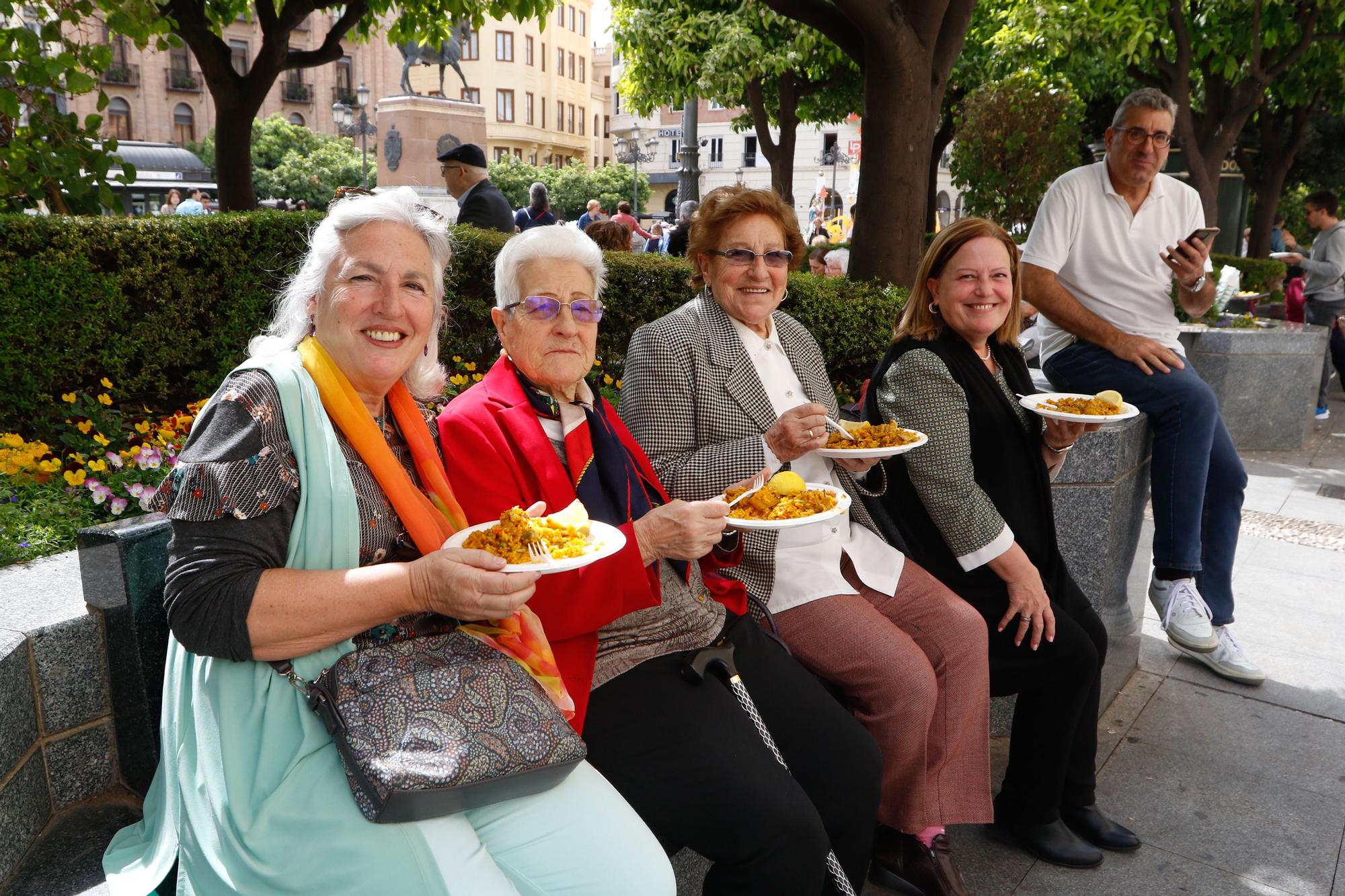 Alicante promociona su imagen en Córdoba con un arroz gigante