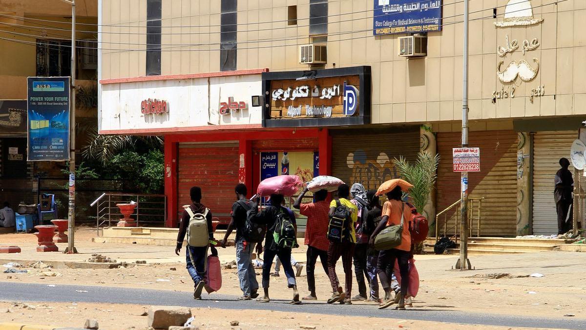 Sudaneses trasladando sus pertenencias en Jartum, este domingo.