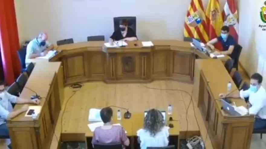 Momento del pleno, a la derecha el concejal del  PP.