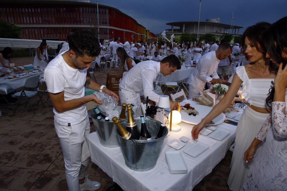 Cena en blanco junto a El alma del Ebro