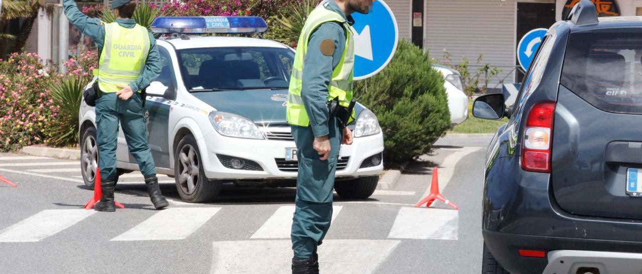 Control de la Guardia Civil en la entrada de la localidad. | J.A. RIERA