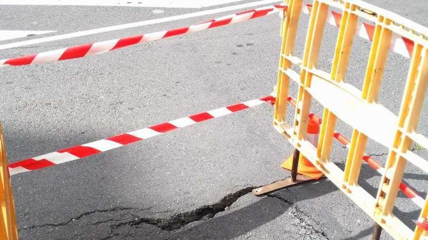 El asfalto se hunde en un tramo de vía provincial en el cruce de Santa Cruz