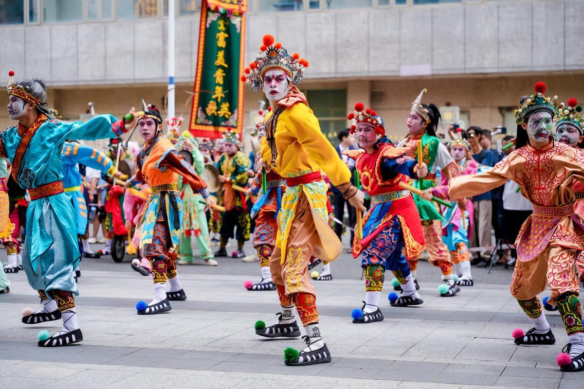 En esta danza participan 26 intérpretes, que representan a héroes legendarios inspirados en antiguas novelas clásicas chinas