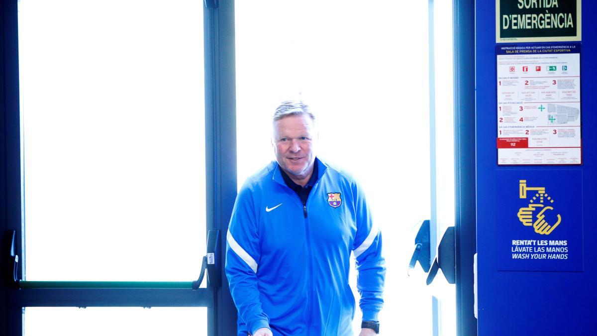 Koeman, a la llegada de una rueda de prensa como entrenador del Barcelona