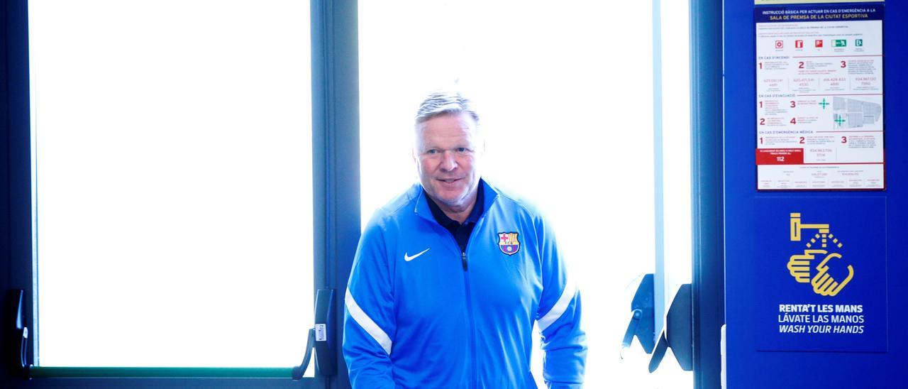 Koeman, a la llegada de una rueda de prensa como entrenador del Barcelona