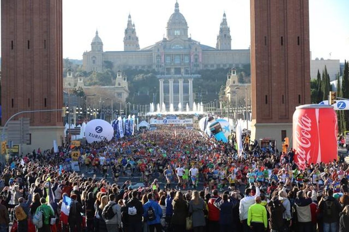 Los participantes en la carrera de 42 kilómetros y 195 metros inician el recorrido, este domingo.