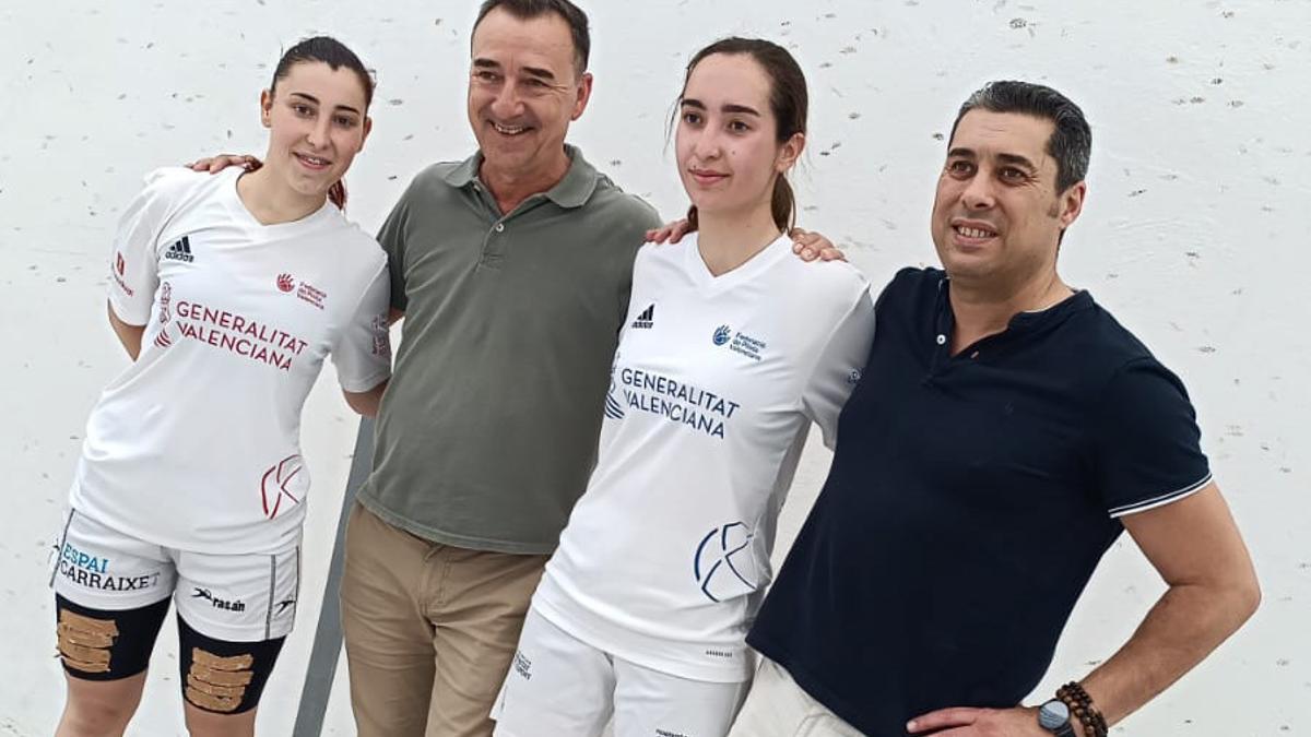 Amparo i Aina, amb l'alcalde de Riba-roja de Túria.