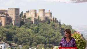 La portavoz del PSOE en el Congreso, Adriana Lastra, ante las murallas de Granada en el l85 aniversario del fusilamiento de Federico García Lorca
