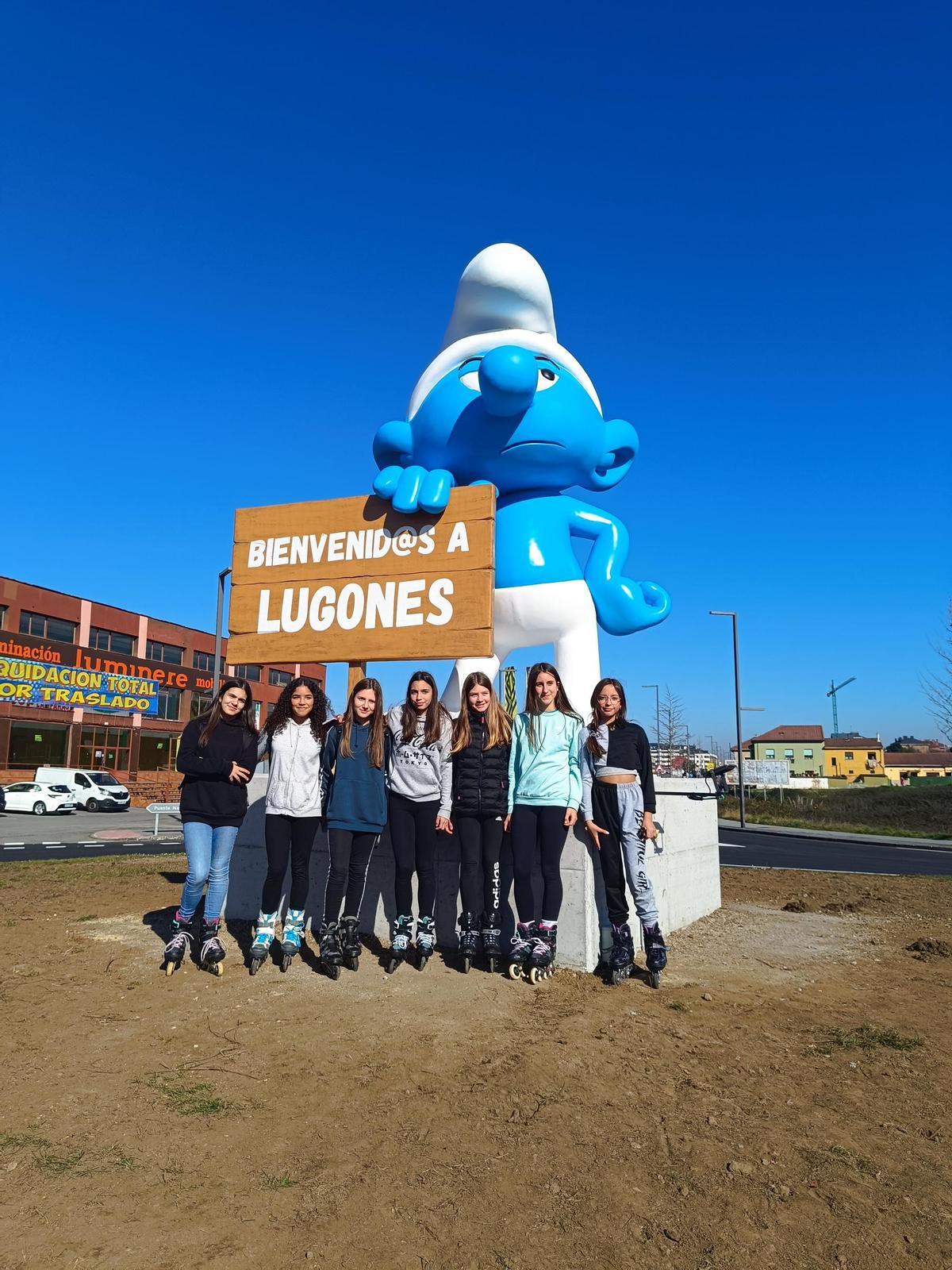 Un grupo de jóvenes posando con el Pitufo Gruñón.