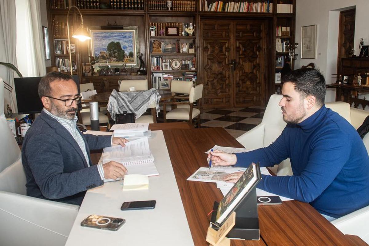 Miguel Ángel Morales y Alejandro Madejón, durante la reunión en Cáceres, recientemente.