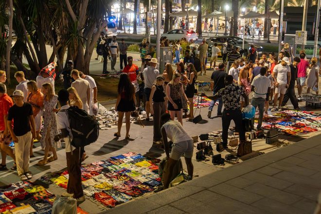 Operativo conjunto policial contra el ‘top manta’ en el puerto de Alicante