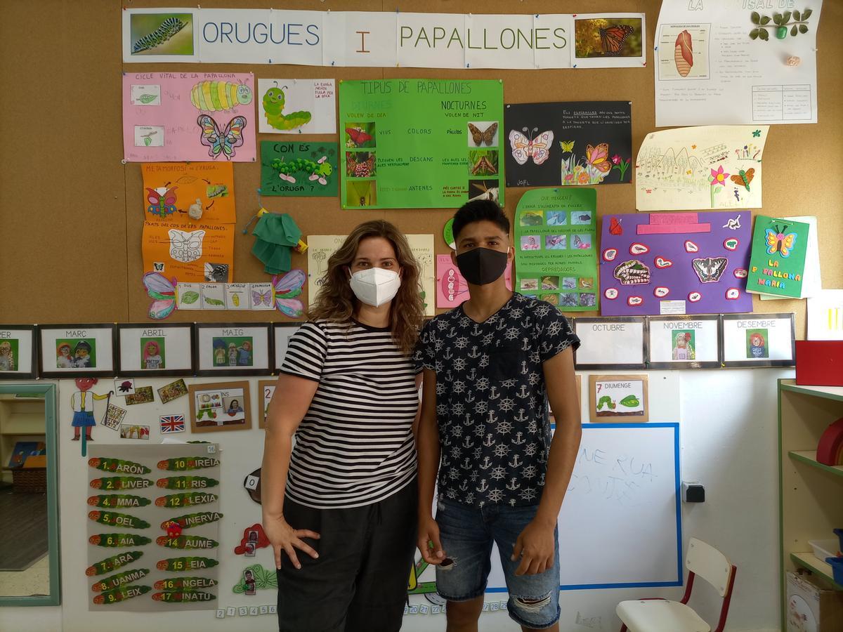 El alumno Ali Hassan con la directora del colegio Trinquet