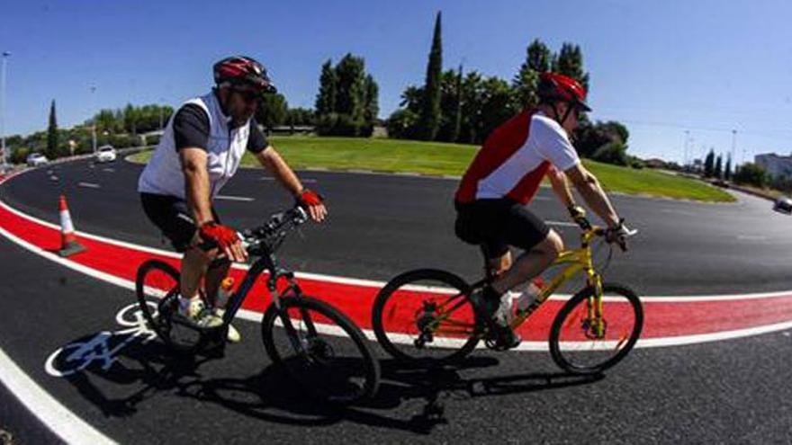 Ciclistas exigen la retirada de los carriles bici en las rotondas por el peligro de atropellos