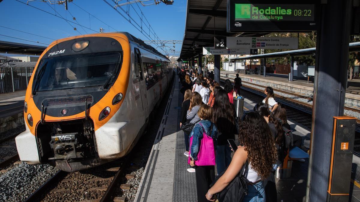 Llegada a a estación de Gavà de un tren de la R2 con destino a Barcelona