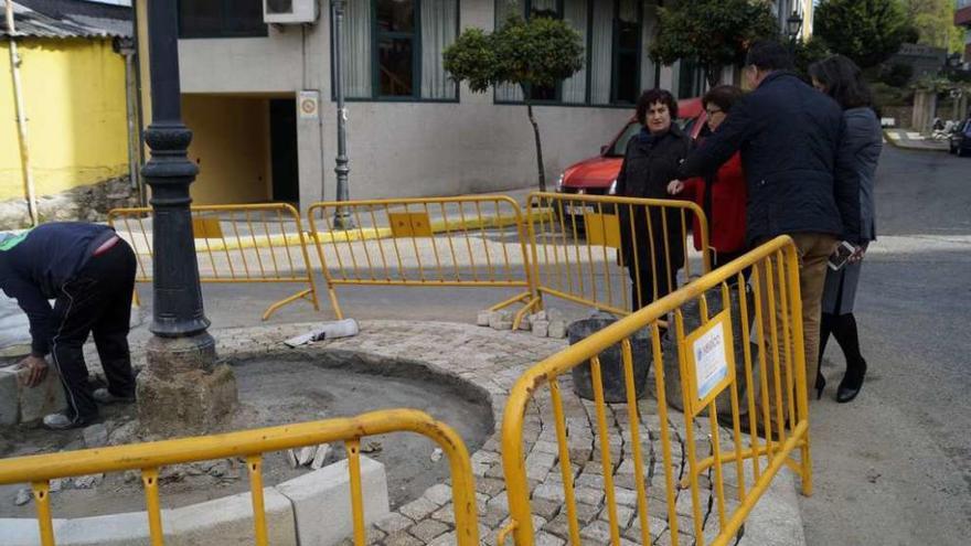 A la derecha, miembros del gobierno local examinan los trabajos en la rotonda de Fonte do Mouro. // FdV