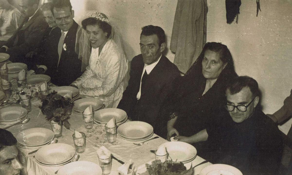Antoni Costa Bonet a la boda d’uns familiars, l’any 1955. Justament amb la seua cunyada Catalina i el seu germà Joan. / Arxiu família costa bonet
