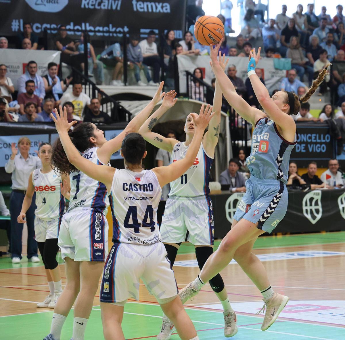 Kelliher lanza a canasta.