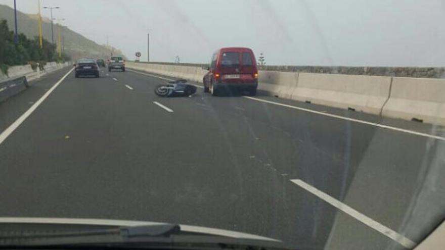 La motocicleta que cayó en la GC-2, en El Rincón, que dejó dos heridos graves.