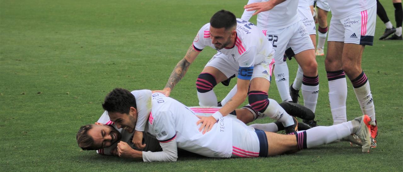 El nuevo fichaje del Ciudad de Lucena, Diego Domínguez, celebra un gol durante su etapa en el Marbella.