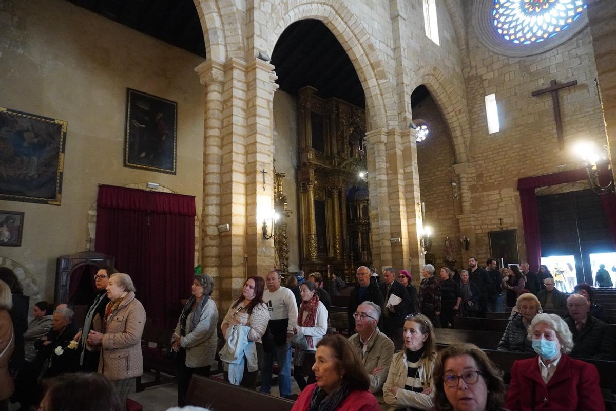 Los fieles acuden al besamanos de la Virgen de los Remedios