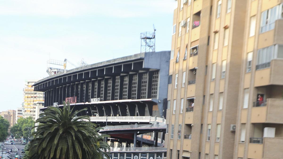 Las imágenes de la marcha de la afición valencianista contra Lim