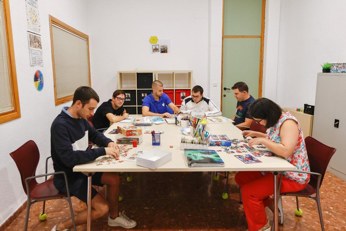 Usuarios de Autismo Córdoba realizando una actividad.