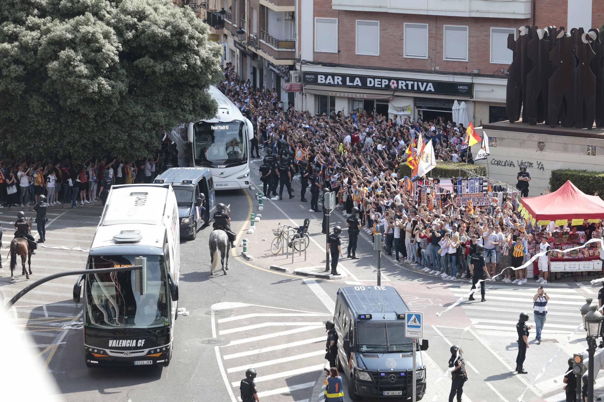 Ambientazo en la llegada de los equipos