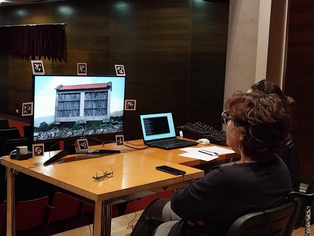 Una de las participantes en el estudio observa este martes una imagen en el ordenador con las gafas de seguimiento visual.
