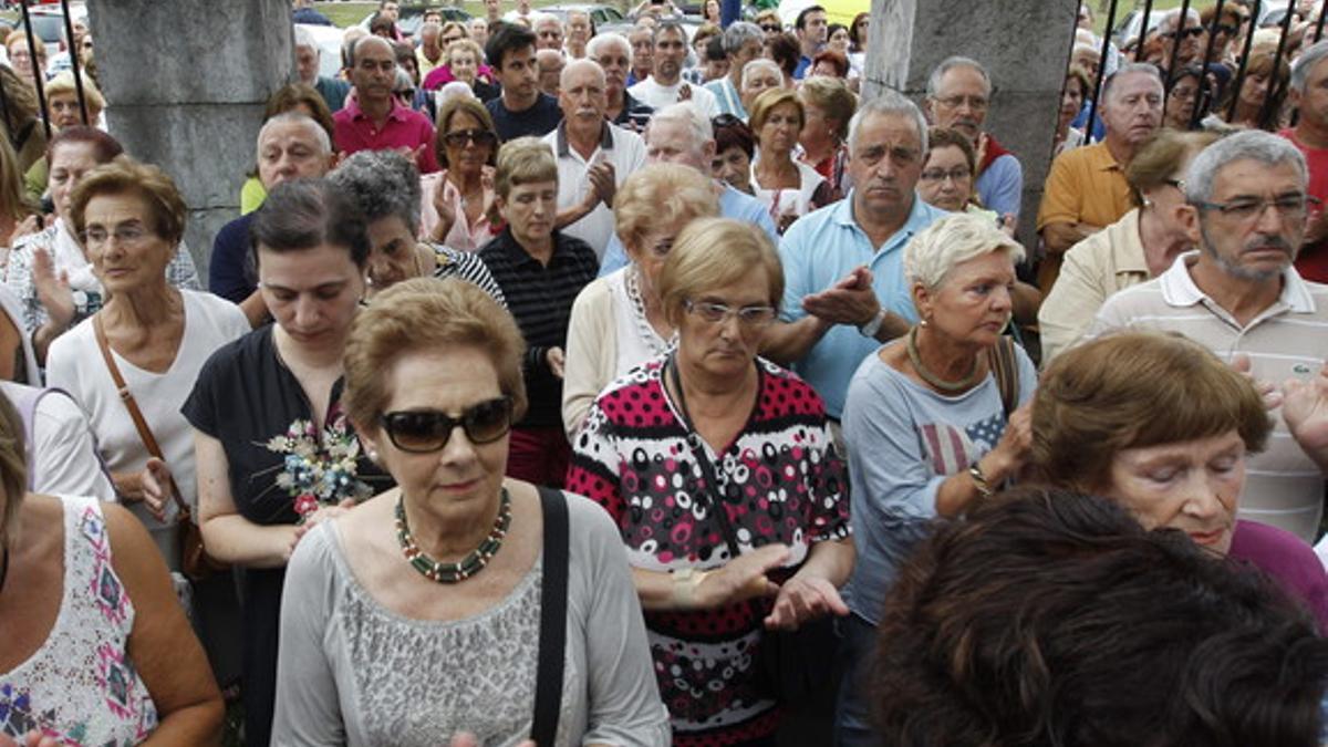 Vecinos de Laredo aplauden tras finalizar la concentración frente al Ayuntamiento tras guardar cinco minutos de silencio por las víctimas