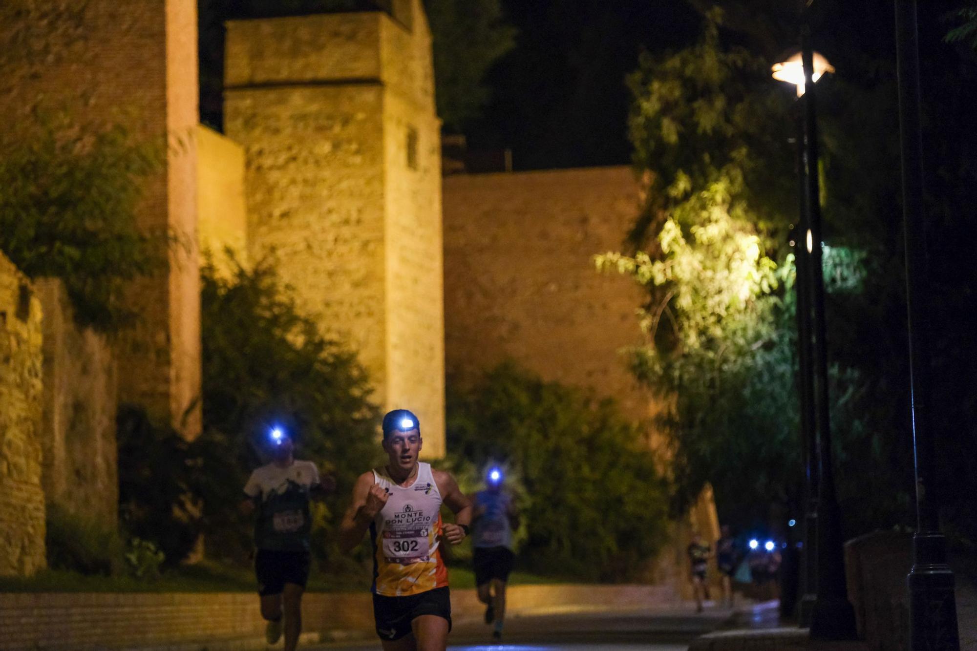 La carrera nocturna Mlk Trail & Tahermo llena de corredores el entorno de Gibralfaro