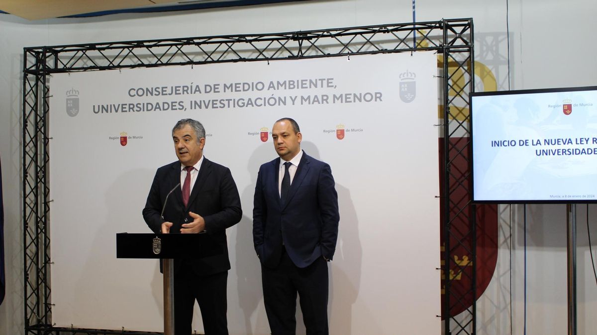 El consejero de Universidades, Juan María Vázquez, junto con el director general de Universidades e Investigación, este lunes.