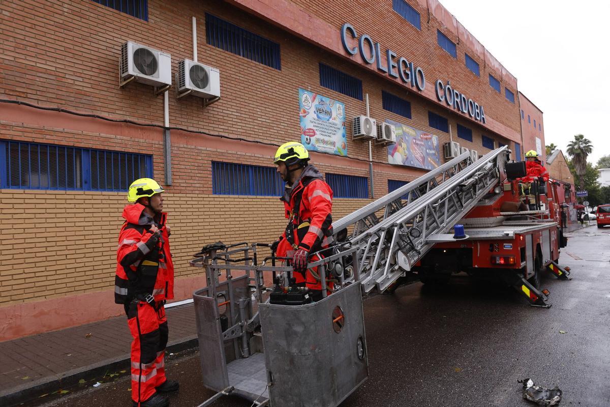 Tornado, lluvia, bomberos desperfectos calle Cabra junto al Colegio Córdoba