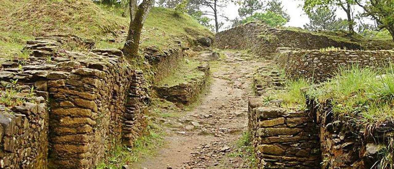 Panorámica dos muros defensivos da cibdá bergantiñá.