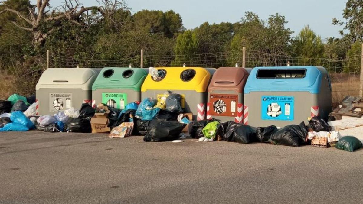 Imagen de archivo de contenedores de basura en Ibiza