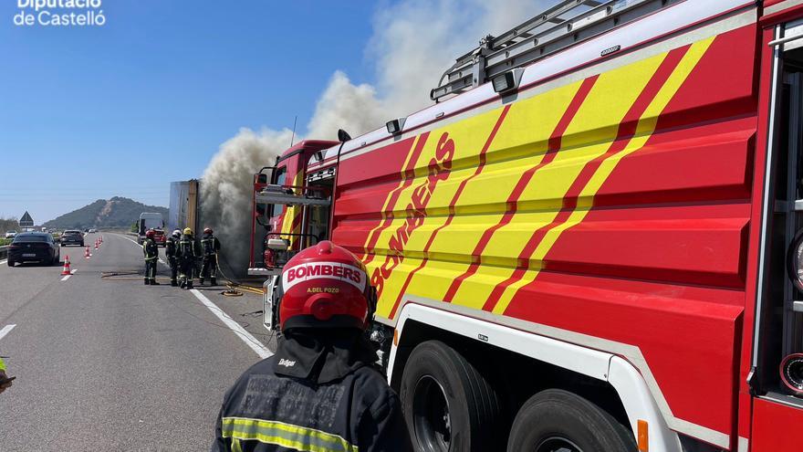 Fuego en Castellón: Un camión se incendia en la AP-7 sentido Valencia