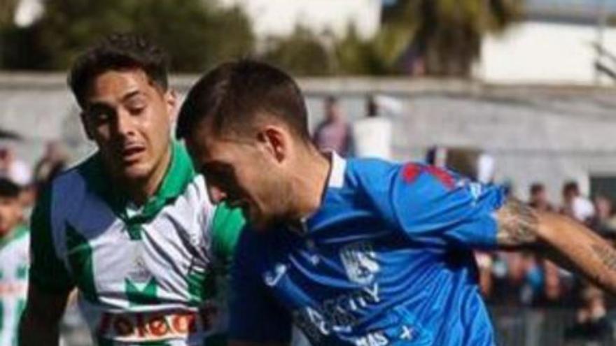 Dos jugadores pugnan por el balón. | MAR MENOR FC