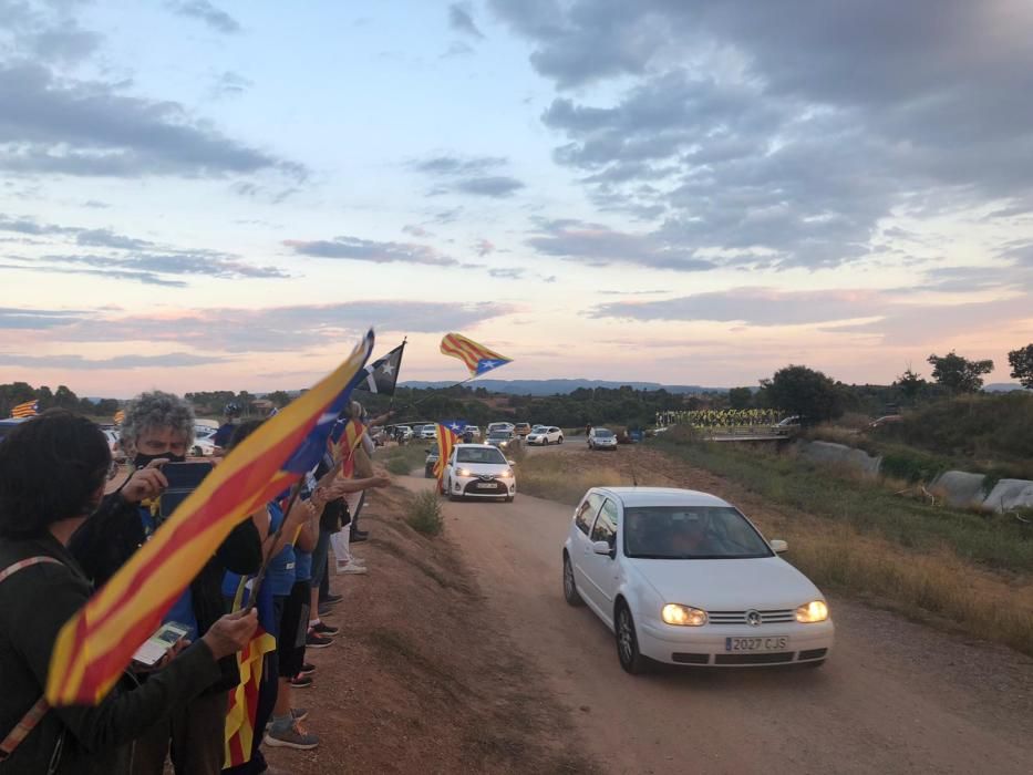 Arribada de la rua de vehicles a Lledoners