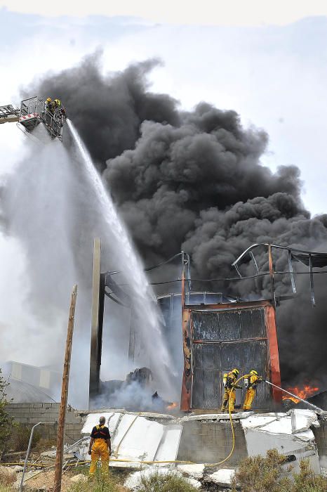 Declarado un fuerte incendio en una fábrica de caucho en Crevillent