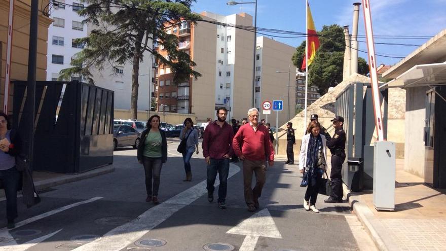 El alcalde Joan Ribó y los concejales salen del CIE.