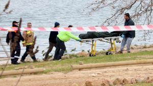 Los servicios funerarios retiran el cadáver hallado este sábado en el embarcadero del río Ebre, en Amposta.