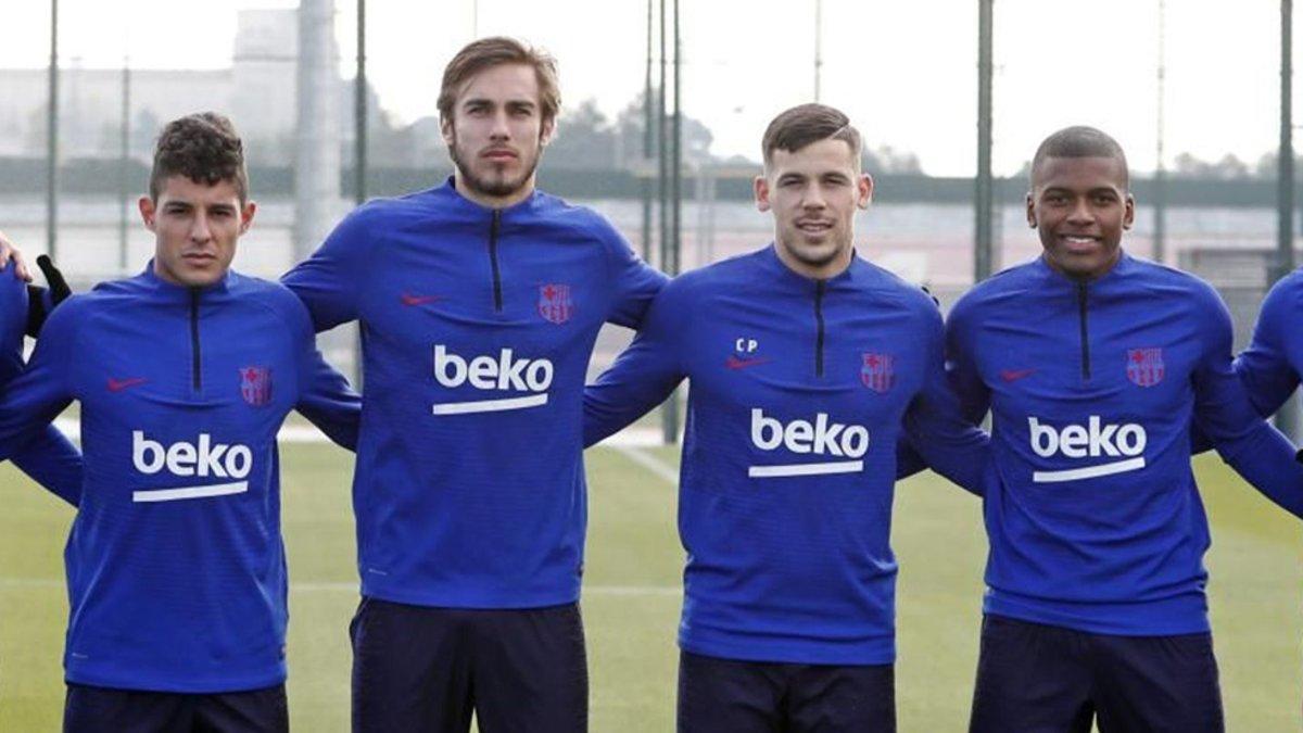 Dani Morer, Óscar Mingueza y Sergio Akieme, junto a Carles Pérez en un entrenamiento del primer equipo