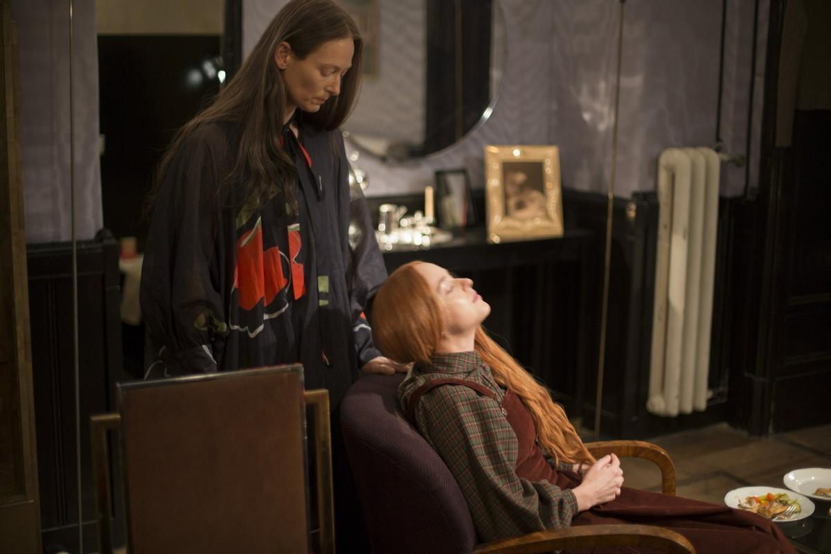 Frangmento de 'Suspira' con Tilda Swinton y Dakota Johnson